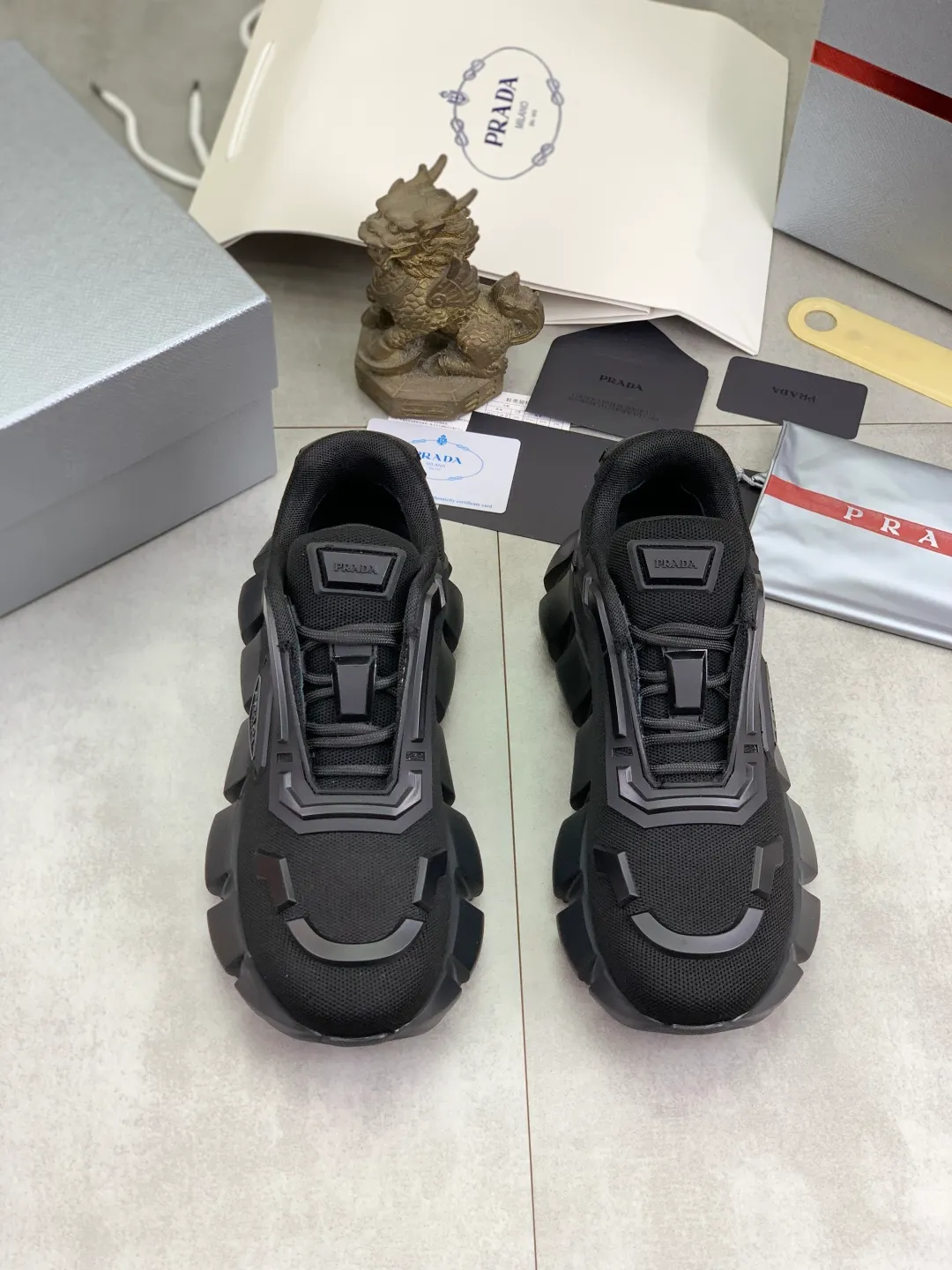 Men's shoes 💰P580💰 [New style] High version official website popular models are on the market, 🆘 Trendy brand (Prada) mainly promotes popular models, avant-garde and versatile fashion men's shoes private version mold opening, cowhide surface splicing 1:1.. Fashionable and simple, original imported cowhide lining cowhide feet; the atmosphere and personality are more fashionable, eye-catching and pursuing class. It will subvert the old idea and be a must-have for fashion trendsetters with you! Must keep it for yourself! Tall and comfortable, large and low, high-end quality workmanship. Size: 38-45; 4️⃣ colors available.